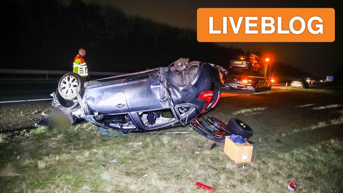 Op de A1 is een auto meerdere keren over de kop geslagen