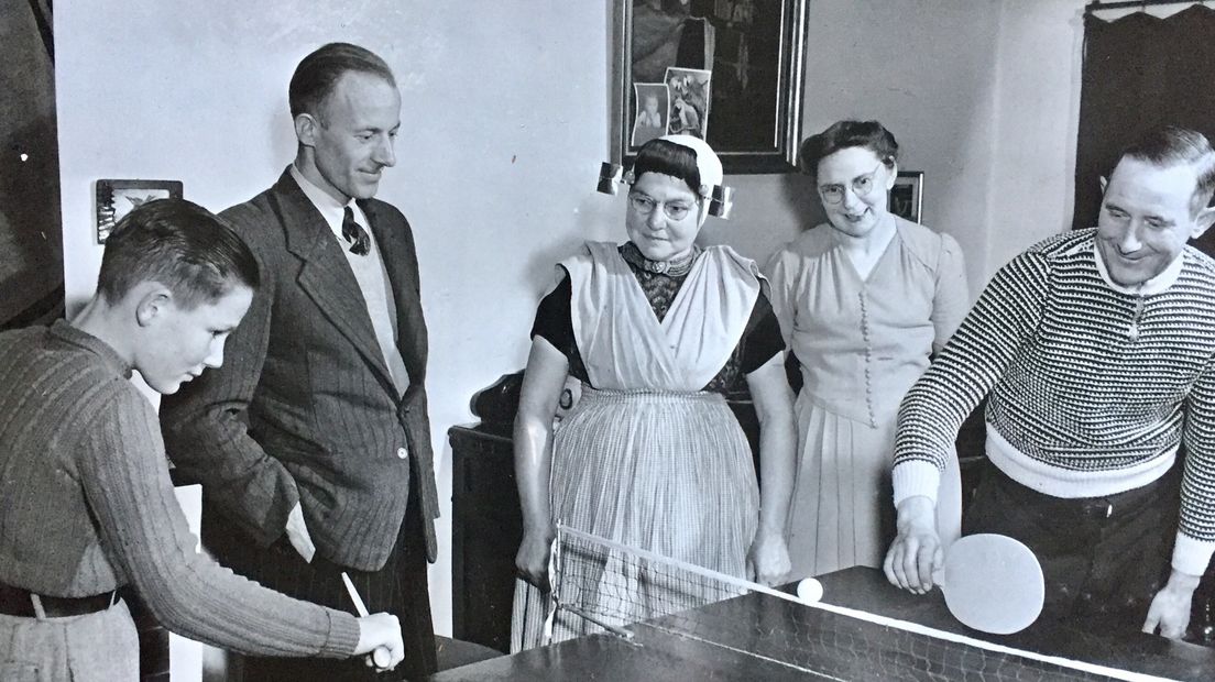 De 13-jarige Piet Koster met zijn ouders (allen links) in 1953, bij het gastgezin in Eindhoven