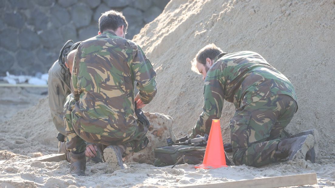 Personeel van de EOD onderzoekt het gevonden voorwerp