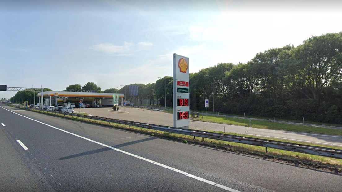 Bij dit tankstation in Meerkerk pakte de politie maandagochtend drie vluchtelingen op.