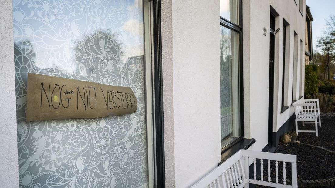 Voor het raam van een huis in Garrelsweer hangt de test: Nog (steeds) niet versterkt
