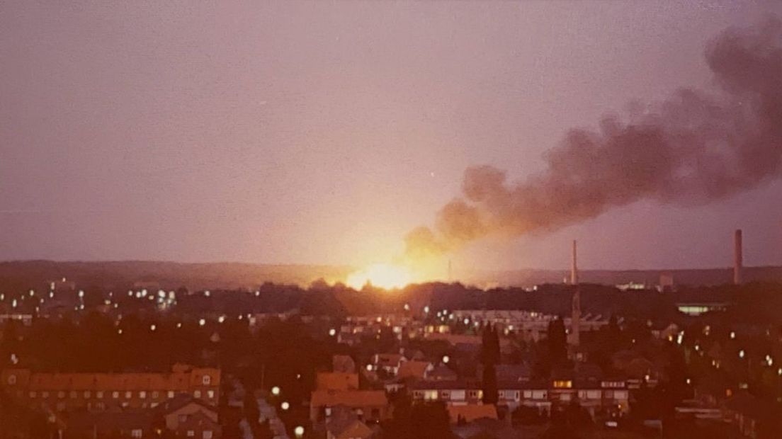Beeld van de brand kort na de explosie, gezien vanuit Ede.