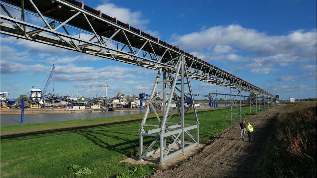 De enorme transportband van het zandwinproject
