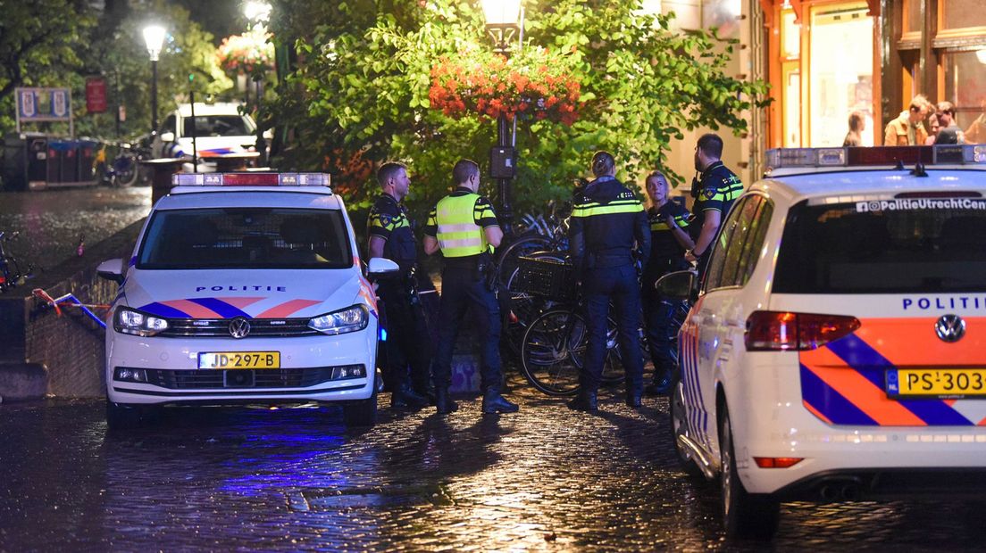 Politie bij ingang van tunneltje op de Ganzenmarkt.