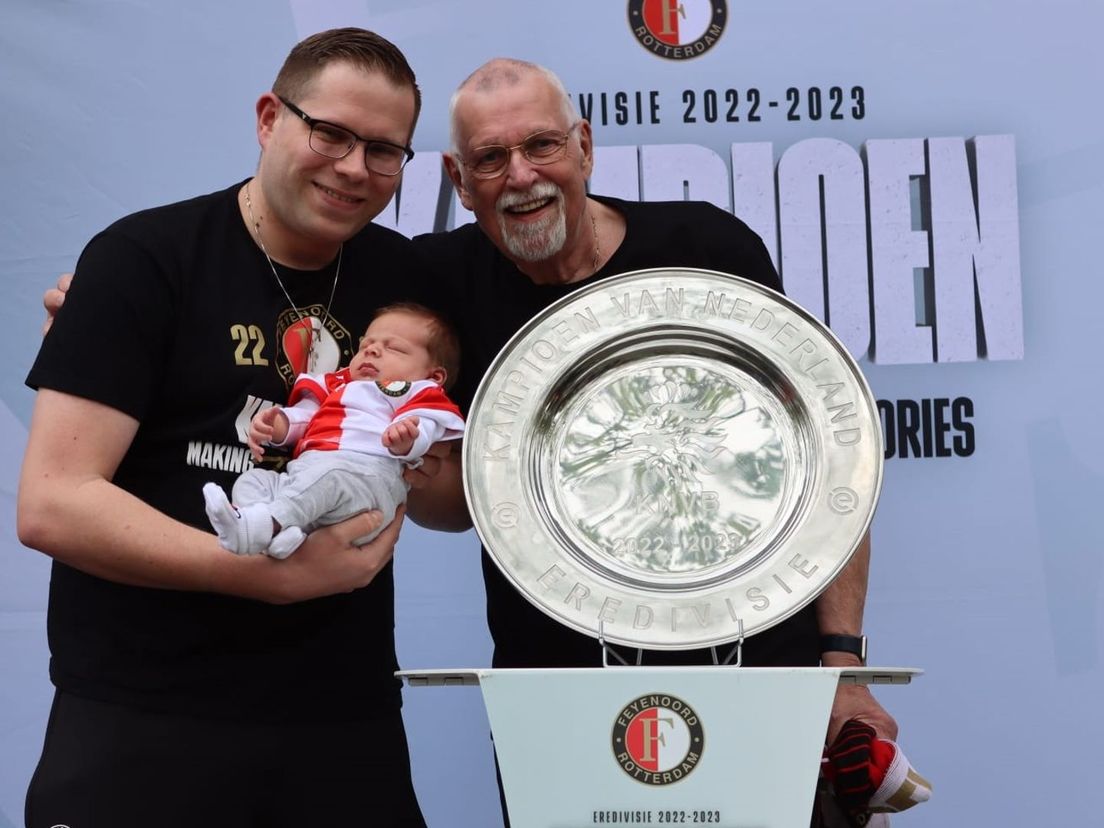 Chris Fabrie, opa Robert Fabrie en kleinzoon Kyan Christian Fabrie gingen ook met de kampioensschaal op de foto.