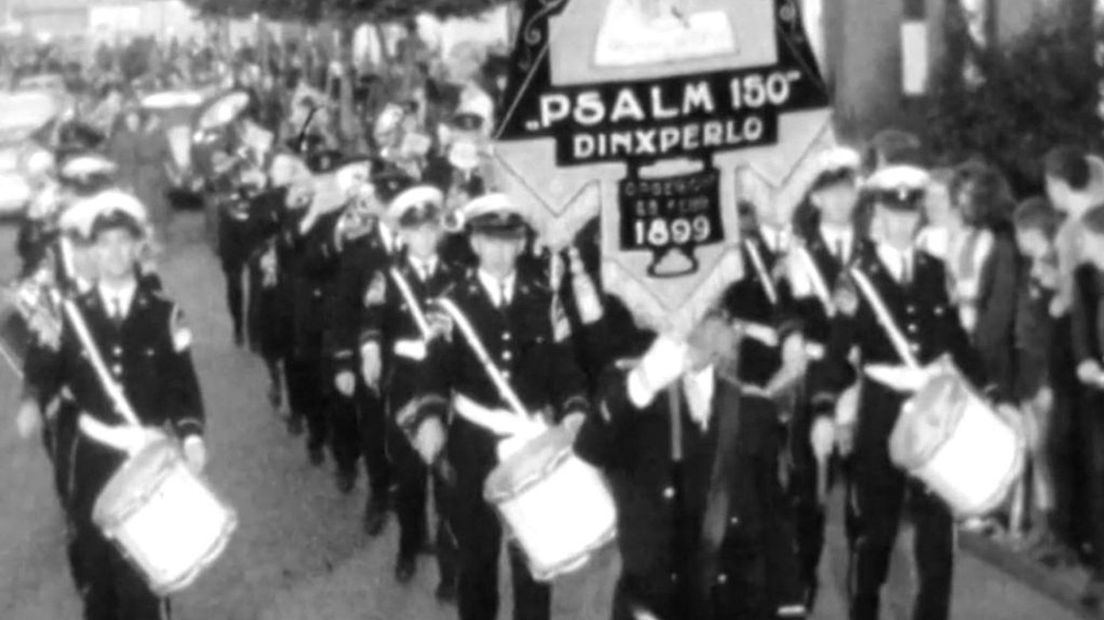De christelijke fanfare met vaandel