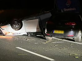 112 Nieuws: Auto slaat over de kop in Enschede