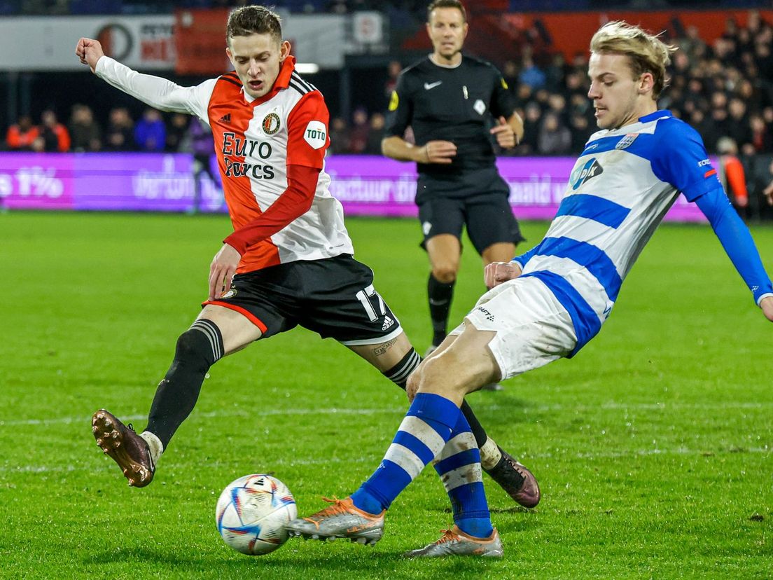 Thomas van den Belt (rechts) in actie in de bekerwedstrijd tussen Feyenoord en PEC Zwolle