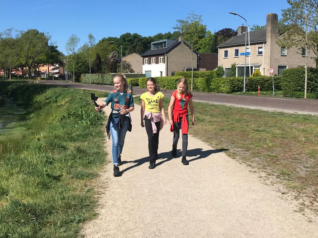 De vriendinnen Martzen, Lola en Sanna lopen de alternatieve avondvierdaagse. (Rechten: RTV Drenthe)