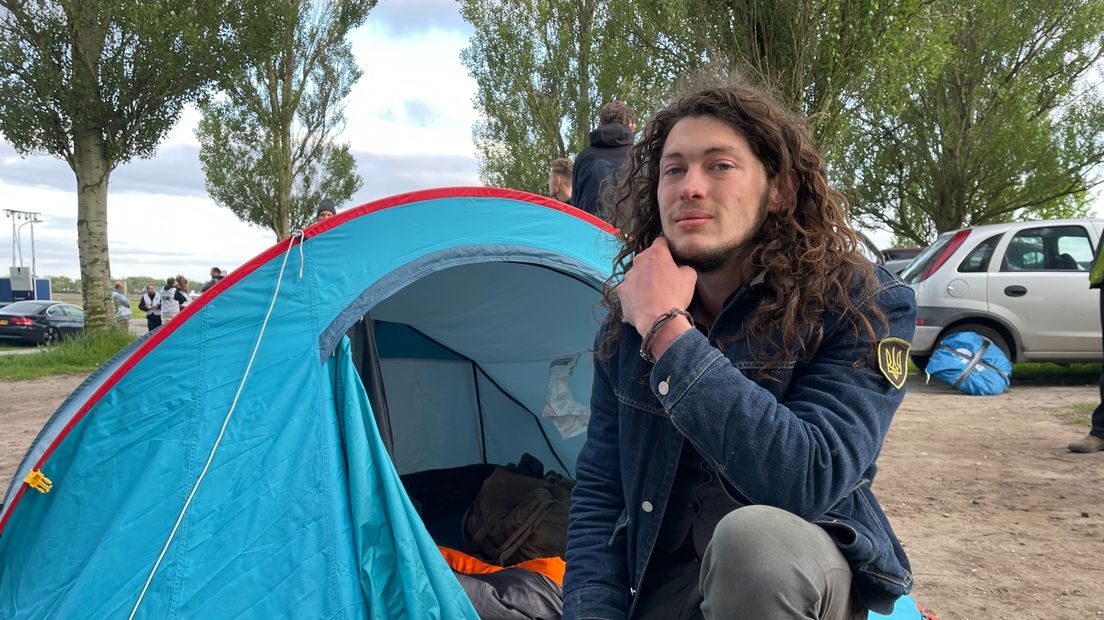 Chiel Setz zit voor zijn tent