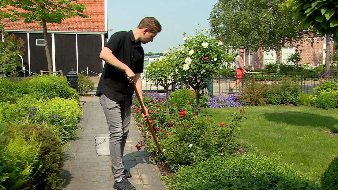 Student van KlusmetPlus aan het werk in de tuin