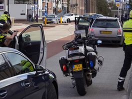 Politie houdt met getrokken wapens vijf mensen aan in centrum Assen