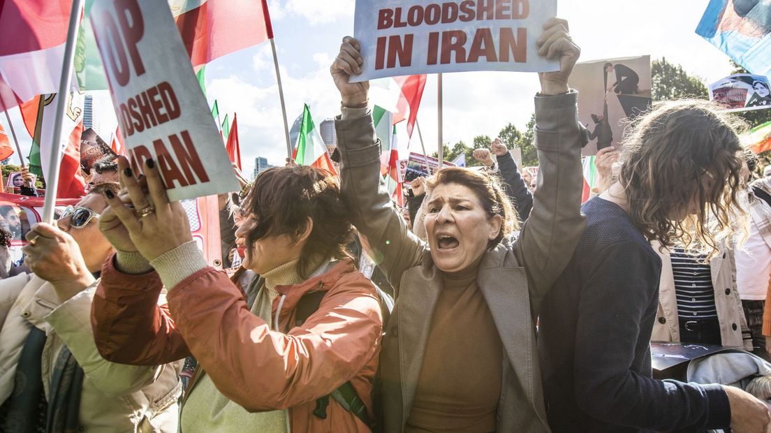 Demonstranten scanderen leuzen en houden protestborden omhoog op het Malieveld om te pleiten voor meer vrouwenrechten in Iran