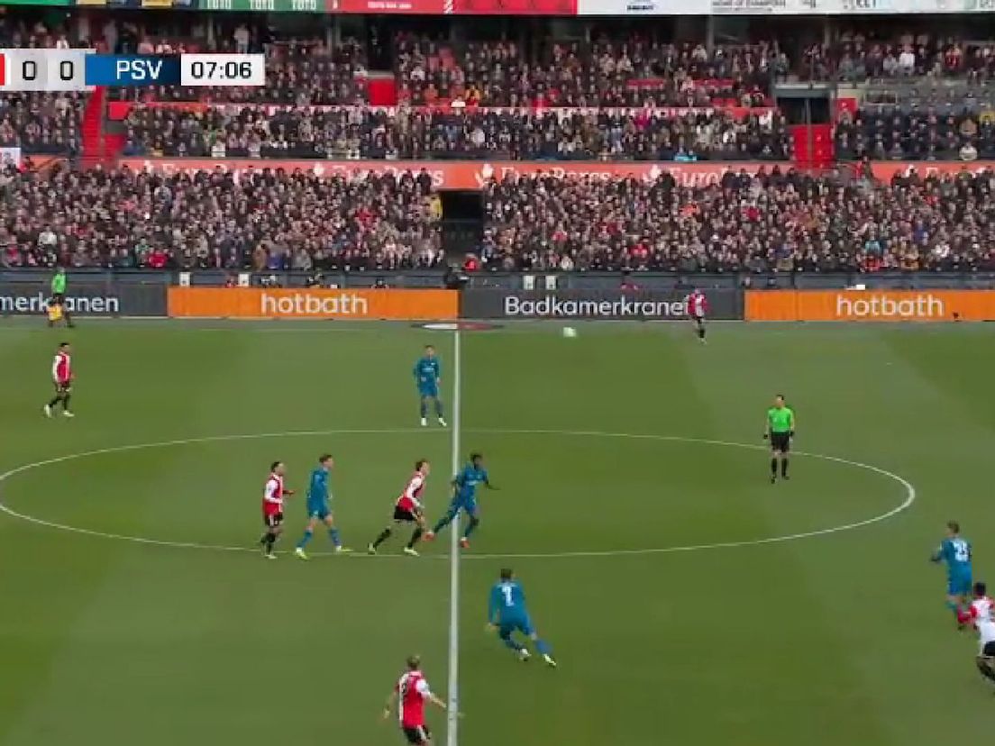 Na balverlies is de verdediging van Feyenoord niet goed georganiseerd