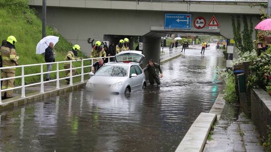 Wolkbreuk zorgt voor overlast: auto vast in watertunnel