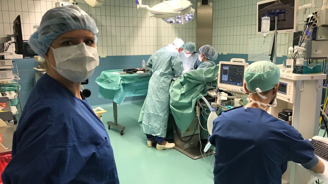 Margreet in de operatiekamer waar Frits twee 3D-geprinte implantaten krijgt