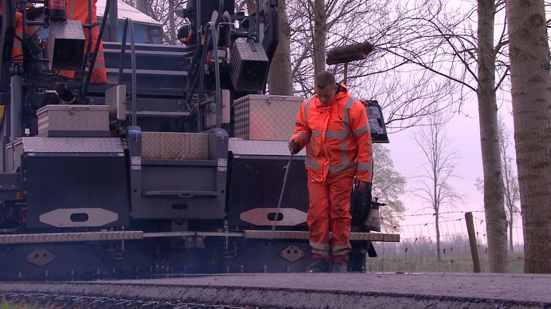 Asfaltonderhoud op de Grotedijk bij Nisse