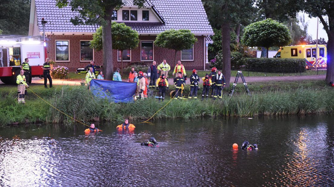De hulpdiensten zochten lang in het water naar het voertuig
