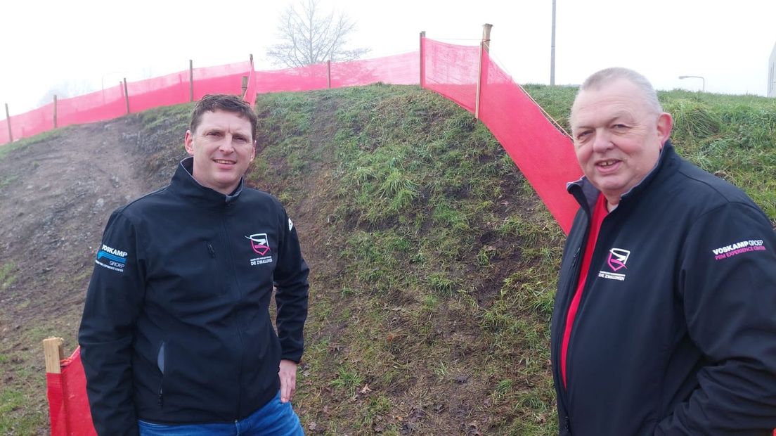 Michael ter Weel en Dick Soepenberg van de organiserende wielervereniging De Zwaluwen.