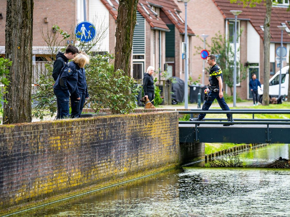 De overleden persoon werd in een gracht gevonden