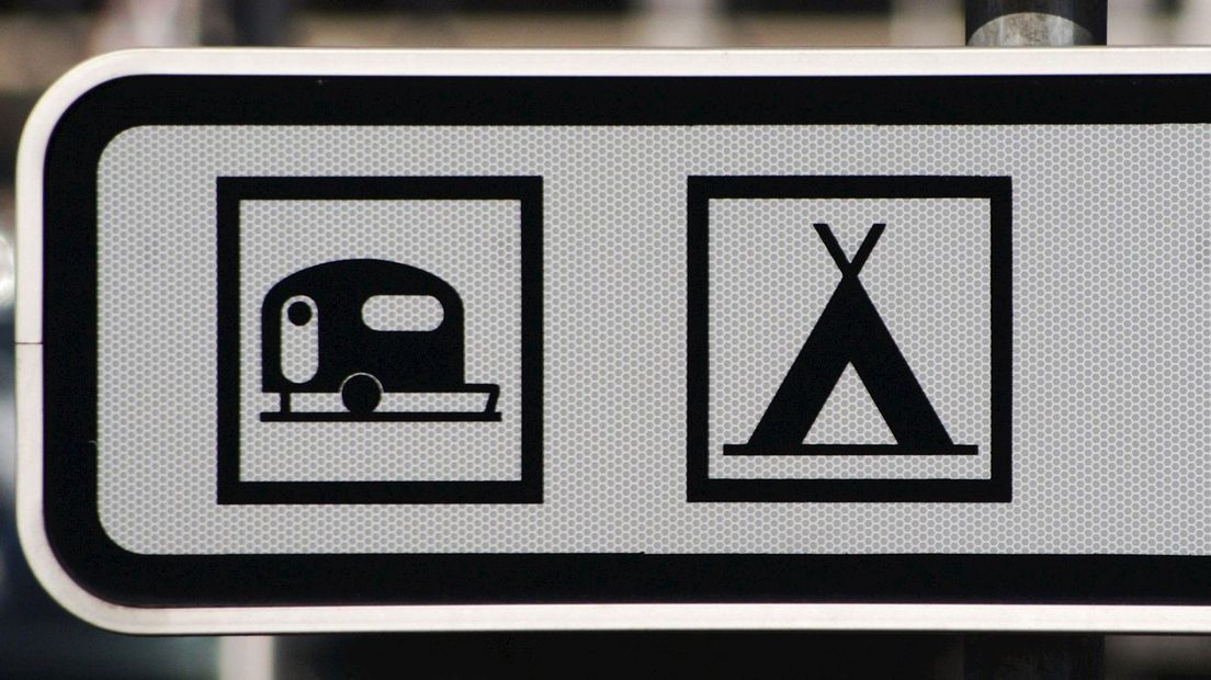 Man rijdt rond met caravan van een ander