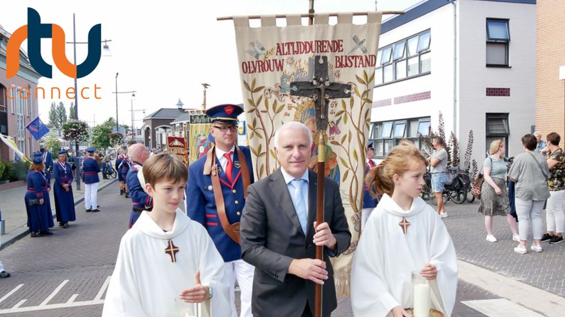 De processie in Duiven trok zondag aan het begin van de middag door het centrum.