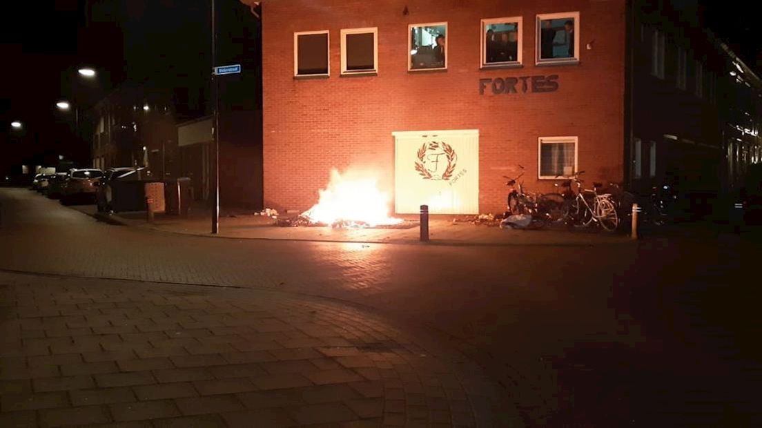 Het brandende bankstel.