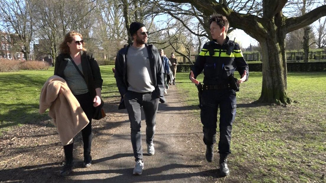 Wijkagent Eva Dijkman in gesprek tijdens de wandeling door haar geliefde Oosterpark