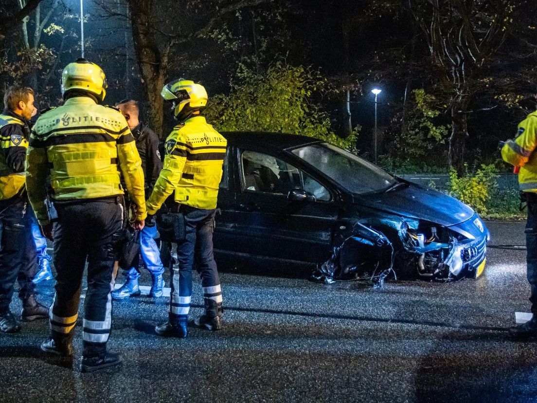 De auto verloor een wiel bij de crash op de Bosdreef in Rotterdam