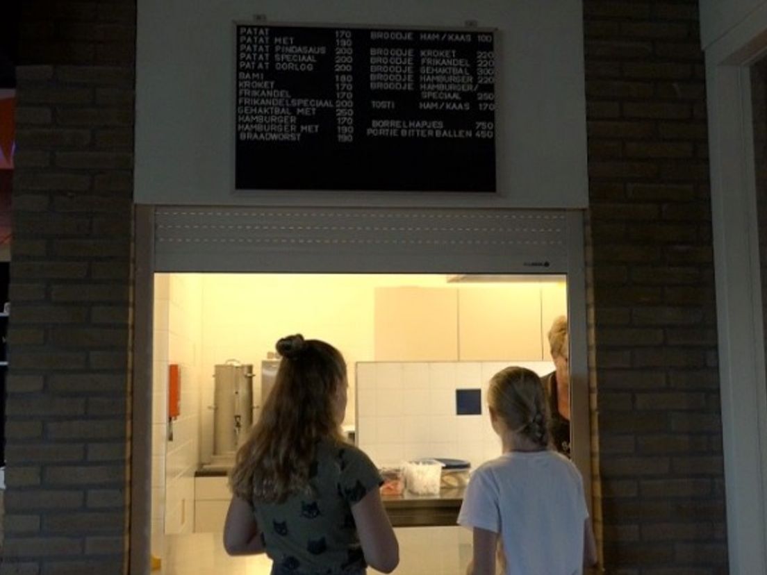 Het is vaak goed zoeken naar een gezond alternatief in de sportkantine (Rechten: RTV Drenthe / Janet Oortwijn)