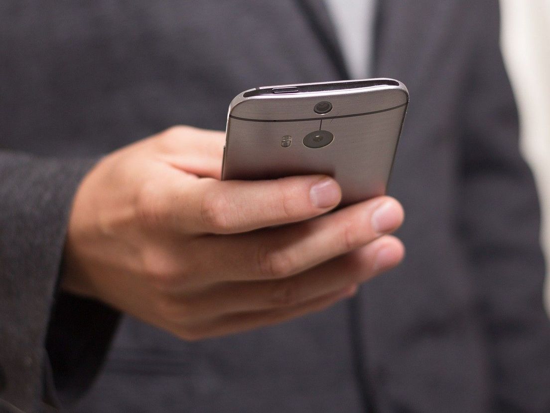 Man verstuurd berichtjes met telefoon