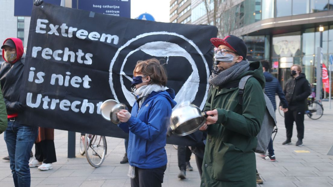 Aan het begin van de bijeenkomst waren er ook tegendemonstranten, die lawaai maakten. Omdat hun demonstratie niet was aangekondigd, moesten zij weer vertrekken.