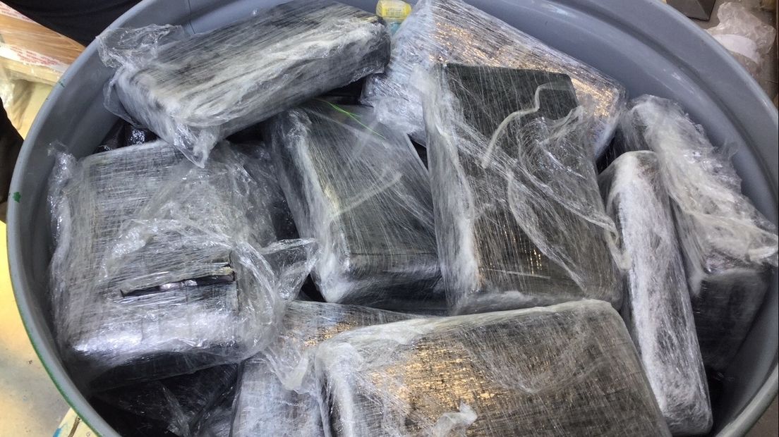 Honderd kilo cocaïne gevonden in vat ananassap