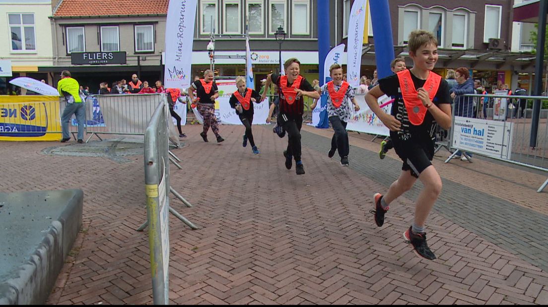 Mini-roparun: vijfhonderd rennende kinderen voor goede doel (video)
