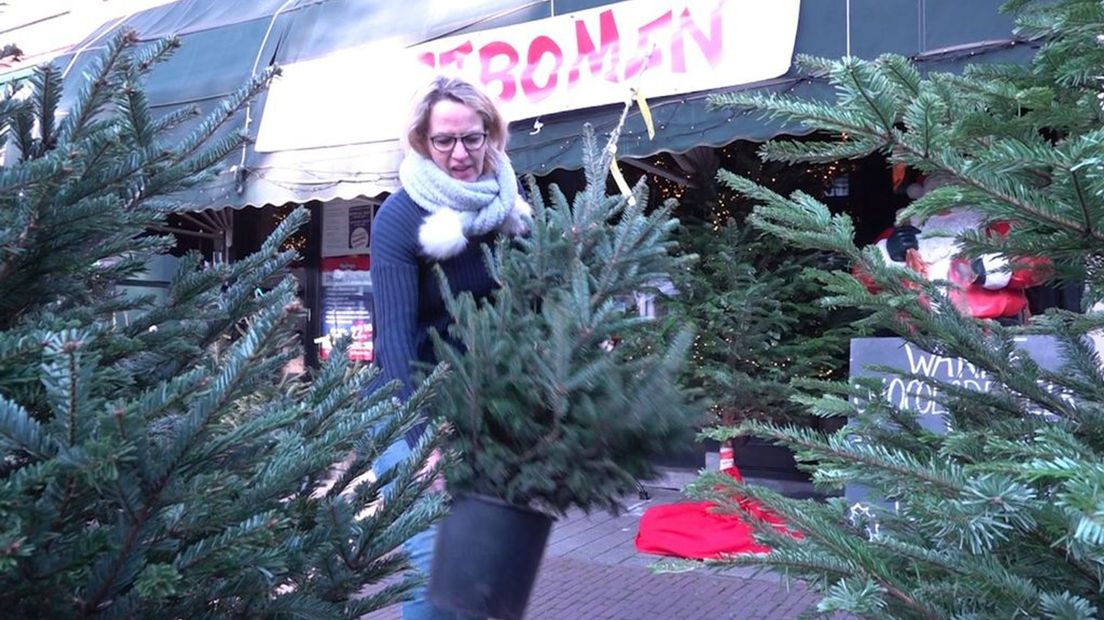 donor sjaal test Kerstbomen vliegen over de toonbank, drukste weekend van het jaar voor  verkopers - Omroep Gelderland
