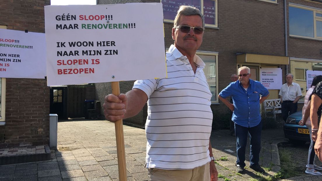 'Ik woon hier naar mijn zin; slopen is bezopen' staat op het protestbord van Vreeswijker Henk van Zuilen.