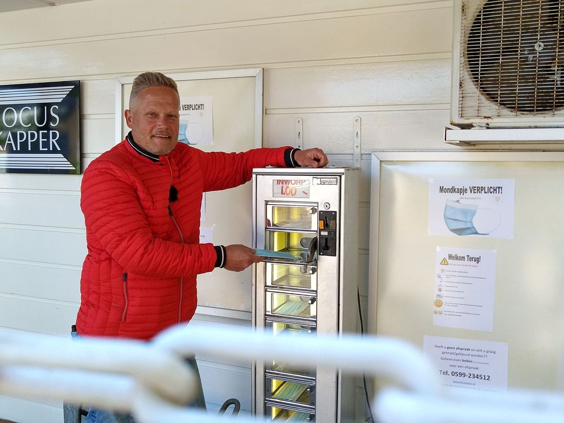 Alex Eding in zijn kapperszaak (Rechten: RTV Drenthe/Erwin Kikkers)