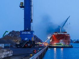Veel rook bij brand op vrachtschip in Dordrecht