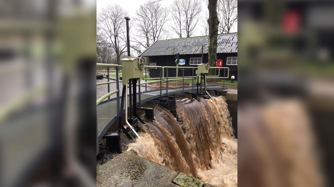 Water stroomt over de Dieversluis