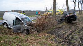 Auto en bestelbus botsen in Odoornerveen, drie mensen raken gewond
