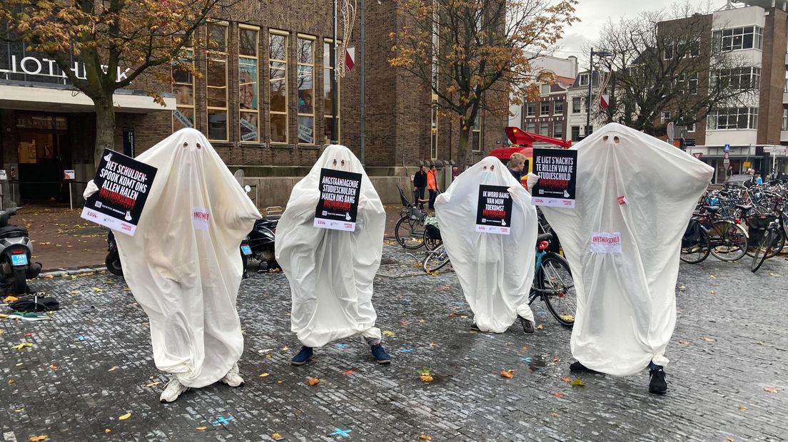 Onze studieschuld achtervolgt ons als een spook, zeggen deze studenten