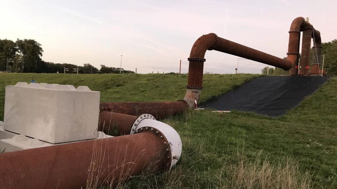 De pijplijn die werd gebruikt bij de renovatie en nu wordt afgebroken