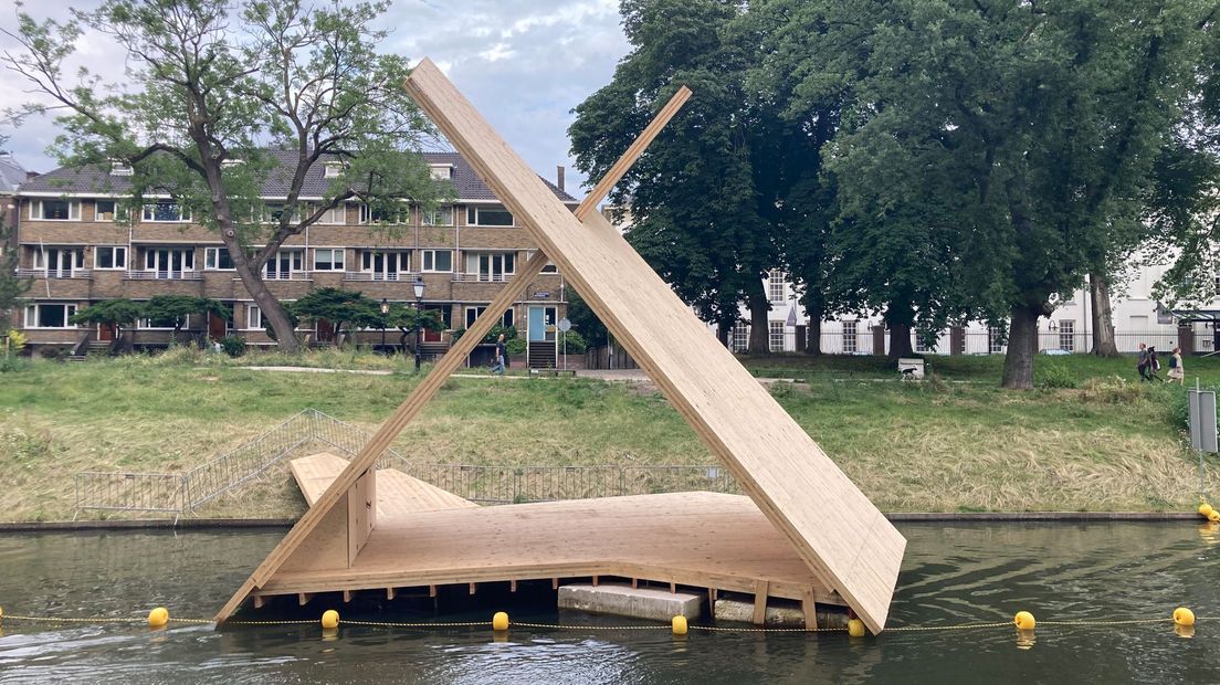 Meningen van voorbijgangers over het Akwaglot lopen uiteen.