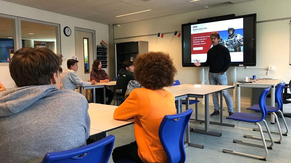 Veteraan Niels Roelen voor de klas in Utrecht.