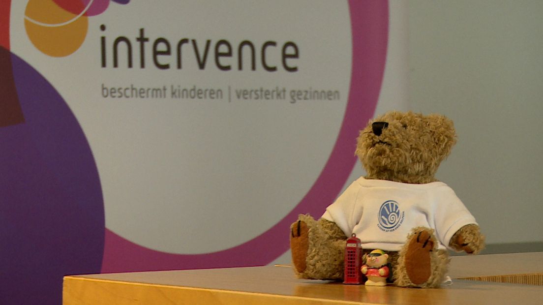 Intervence met knuffelbeer.