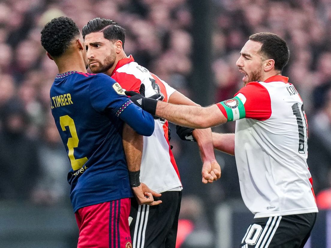 Feyenoord-aanvaller Alireza Jahanbakhsh moet worden tegengehouden door Orkun Kökçü in een opstootje met Ajax-verdediger Jurriën Timber