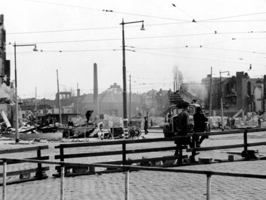 Het Marconiplein na het bombardement van 31-3-43. Bron: H.F. Grimeyer/Stadsarchief Rotterdam