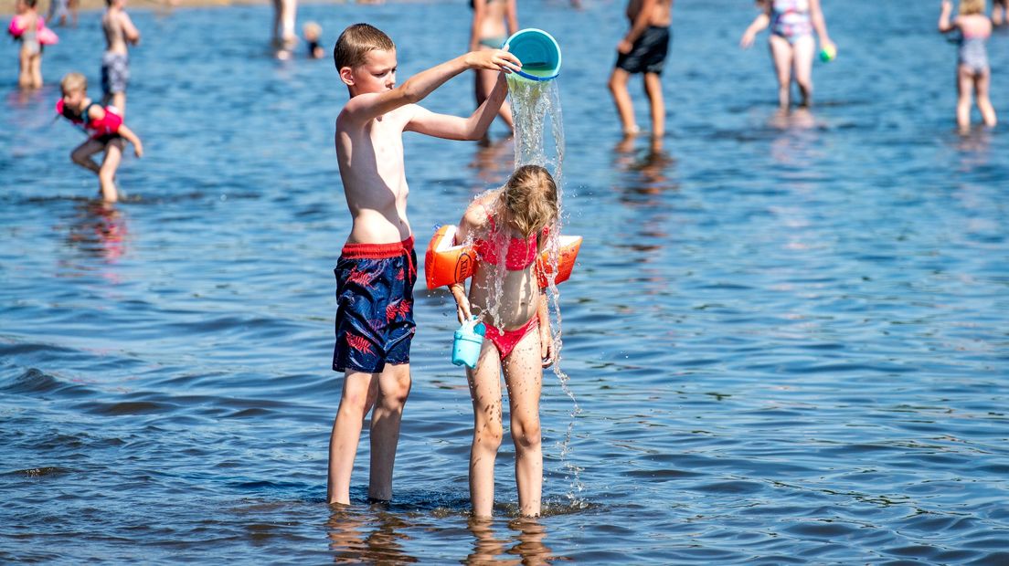 Jong en oud vermaken zich prima op het strand bij het Zuidlaardermeer in Meerwijck