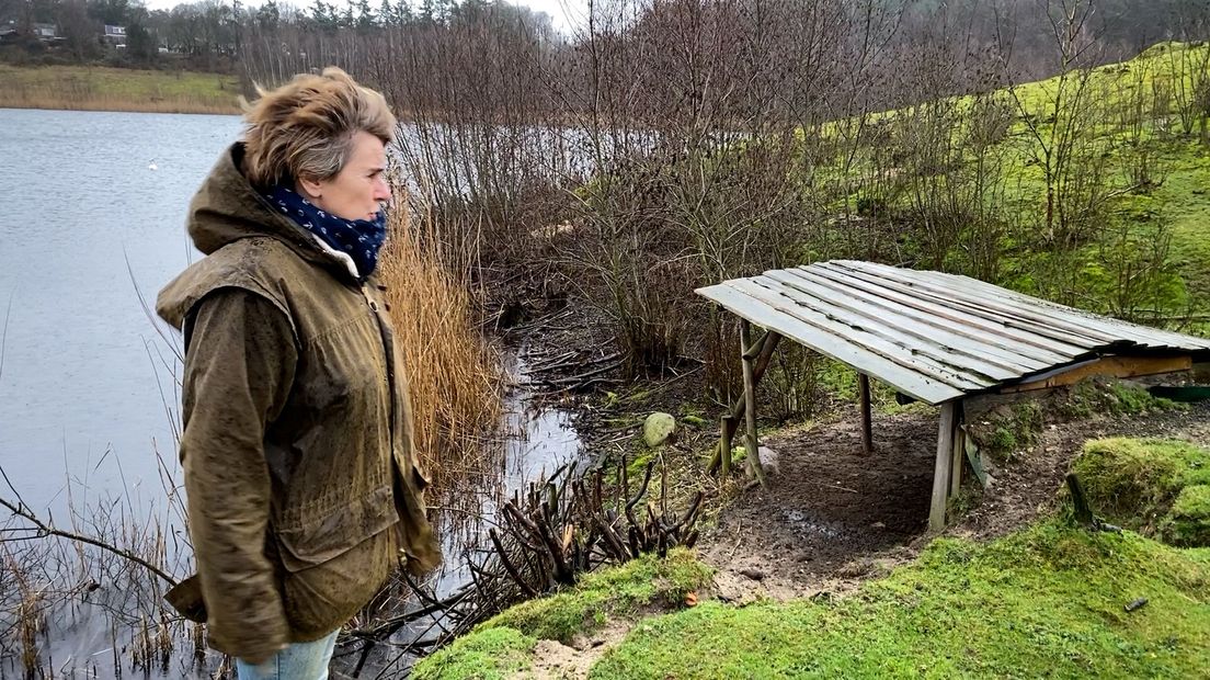 Mirjam van Oord bij het hok waar de geitenbokjes werden gevonden.