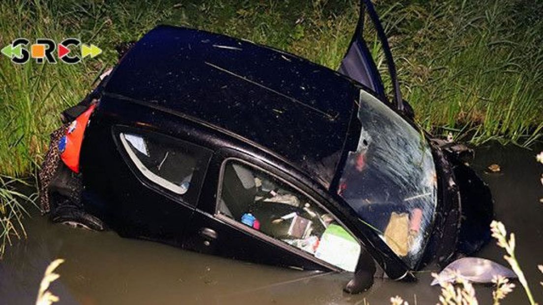 Automobiliste belandt in de sloot langs de A15 bij Meteren